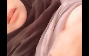 Nenen ABG Jilbab Coklat Di Kamar Mandi