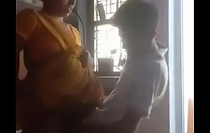 Pemilik Anak lelaki Bercinta Pembantu Rumah sambil Memasak